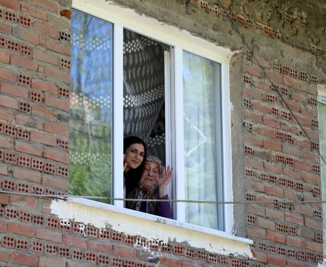 Okuma yazma hayalini 82 yaşında gerçekleştiriyor